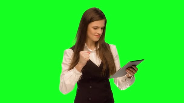 Schöne Geschäftsfrau mit digitalem Tablet — Stockvideo
