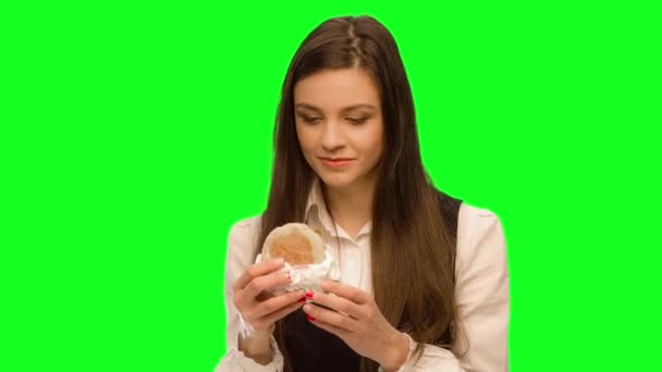 Meisje eten hamburger verbergen dat het niet gezien worden kan veel plezier zeer sterke — Stockvideo