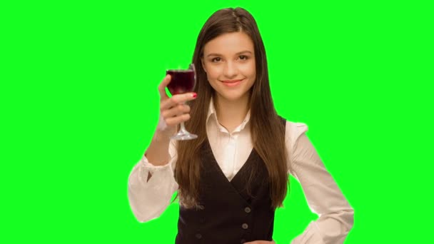 Женщина пьет вино . — стоковое видео