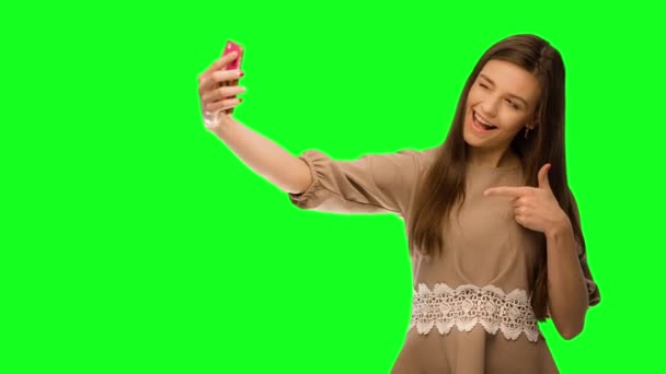 Fiatal mosolygó hölgy ennek selfie Selfie idő. — Stock videók