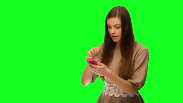 Ragazza usando il cellulare, telefono rotto — Video Stock