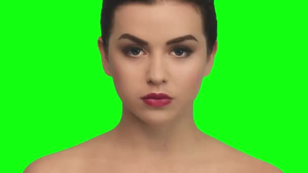 Портрет девушки, брюнетки на зеленом экране — стоковое видео
