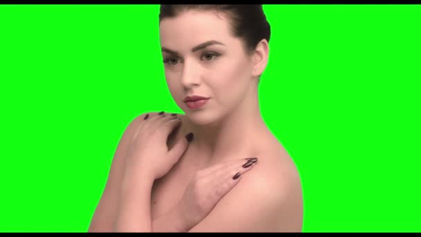 Kız esmer yeşil ekranda portresi — Stok video