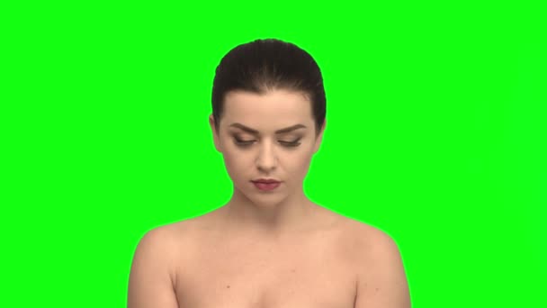 A girl receives a gift and glad of it, brunette on the green screen — Stock Video