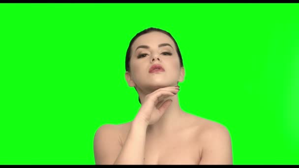 緑色の画面で首ブルネット、ブルネット緑色の画面上の皮膚をなでる女の子 — ストック動画