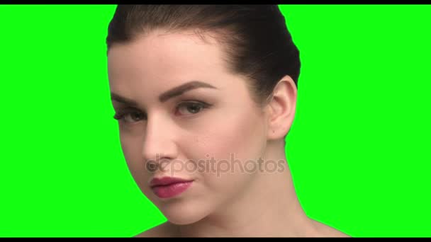 Portrait of the girl, brunette on the green screen — Stock Video