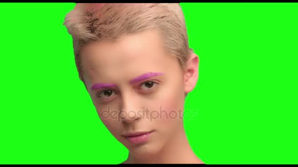 Une fille aux cheveux courts et au maquillage rose 