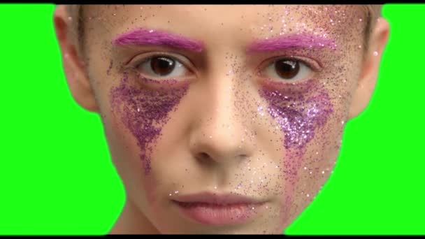 A rövid hajú lány rózsaszín make-up art — Stock videók