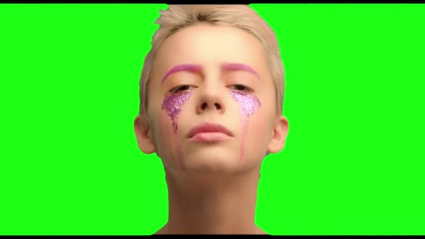 Une fille aux cheveux courts et au maquillage rose 