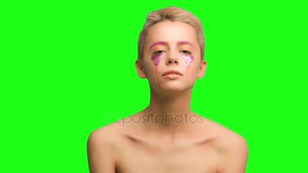 一个女孩的短头发和粉色化妆艺术 — 图库视频影像