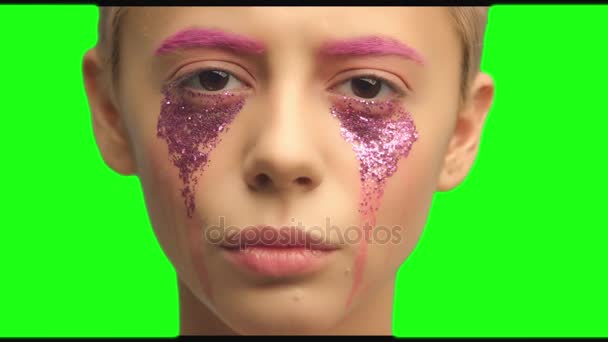 Ein Mädchen mit kurzen Haaren und rosa Schminkkunst — Stockvideo
