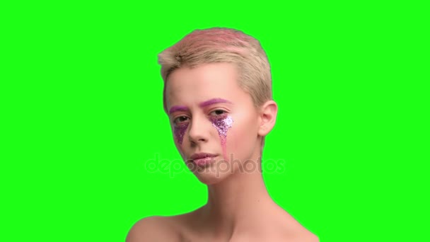 Une fille aux cheveux courts et au maquillage rose 