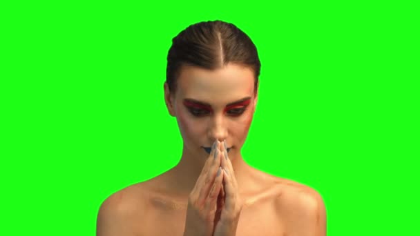 Όμορφο πρόσωπο Μελαχρινή κοντινό πορτρέτο στην πράσινη οθόνη — Αρχείο Βίντεο