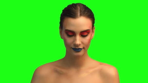 Krásná bruneta obličeje zblízka portrét na zelené obrazovce — Stock video