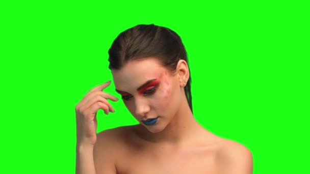 Belle brunette visage gros plan portrait sur écran vert 