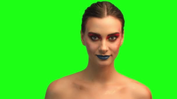 Красивая брюнетка лицо крупным планом портрет на зеленом экране — стоковое видео