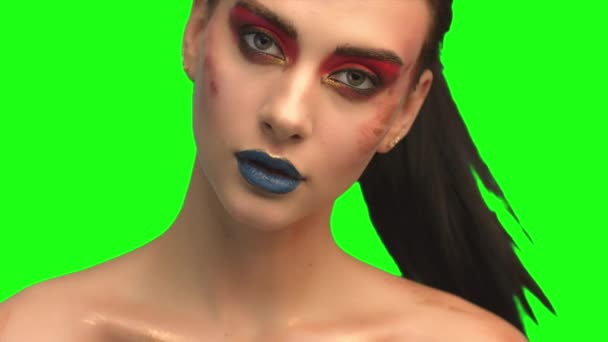 Krásná bruneta obličeje zblízka portrét na zelené obrazovce — Stock video