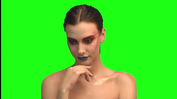 Belle brunette visage gros plan portrait sur écran vert 