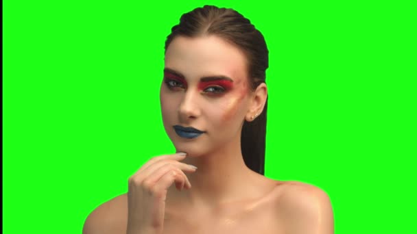 Belle brunette visage gros plan portrait sur écran vert 