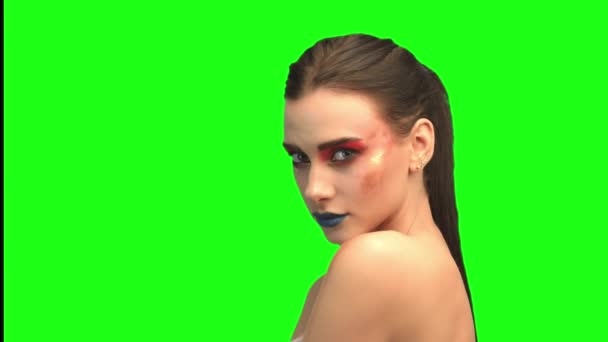 Красивая брюнетка лицо крупным планом портрет на зеленом экране — стоковое видео
