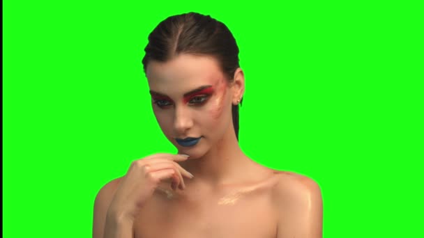 Bonita morena rosto close up retrato na tela verde — Vídeo de Stock