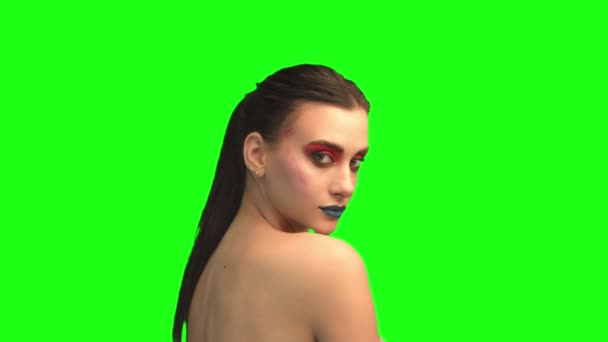 Vackert ansikte brunett närbild porträtt på grön skärm — Stockvideo