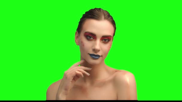 美しいブルネット顔クローズ アップ グリーン スクリーンの肖像画 — ストック動画