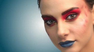 Güzel esmer yüzünü kapatmak dikey