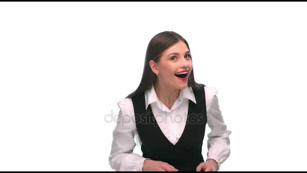 Menina em roupas de negócios, escutando em um fundo branco — Vídeo de Stock