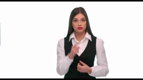 Dívka v obleku ukazuje, že si pamatuje a za to vše — Stock video