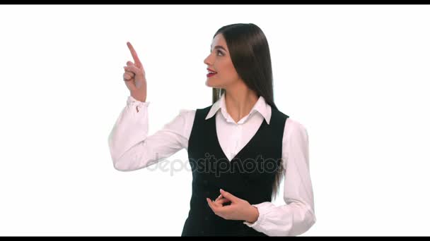 Zakenvrouw met pijlen en vragen bord boven geïsoleerd op witte achtergrond — Stockvideo