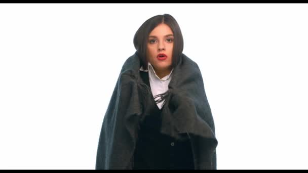 Una mujer está envuelta en una manta caliente — Vídeos de Stock