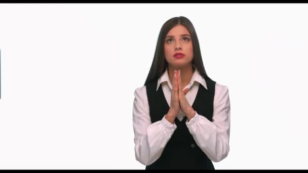 Mujer de negocios rezando con traje sobre un fondo blanco . — Vídeos de Stock
