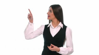 iş kadını beyaz zemin üzerine izole ok ve soru işareti ile yukarıda