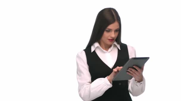 Het meisje op de tablet ziet de winst, de groei, het is een overwinning — Stockvideo