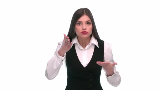 Девушка в деловом костюме показывает и обвиняет в глупости — стоковое видео