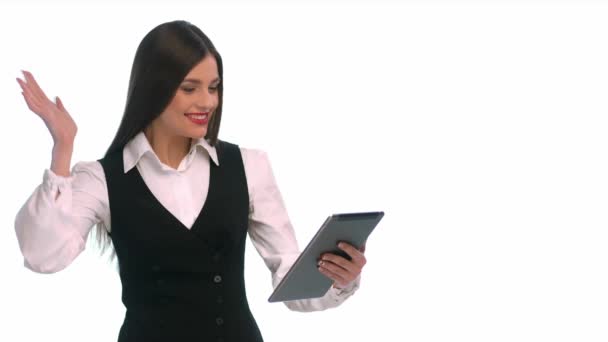 Pomocí skype. Mladá krásná žena držící tabletový počítač — Stock video