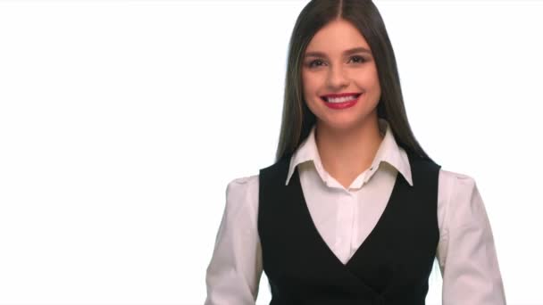 Biznes kobieta robi ok znak i mruga - na białym tle — Wideo stockowe