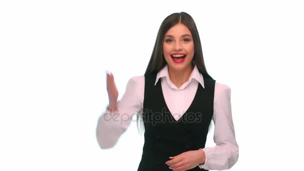 Meisje in een pak nodigt uit tot de partij, veel plezier — Stockvideo