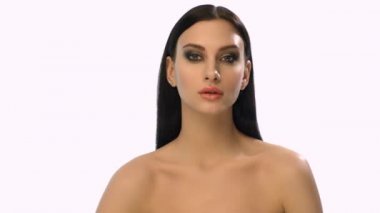 güzel bir genç kadın. Beyaz arka plan üzerinde.