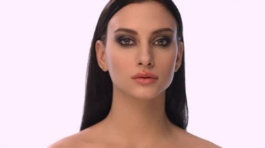 Güzel ve genç birbayan. Beyaz arka plan üzerinde. Çok yakın yüz.