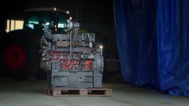 Дизельный двигатель трактора после капитального ремонта в гараже — стоковое видео