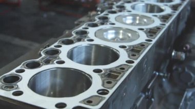 Dizel motor. Motoru tamir kapatın. Eller aracında.