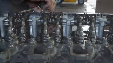 Dizel motor ile çalışan makinist. Motoru tamir kapatın. Eller aracında.