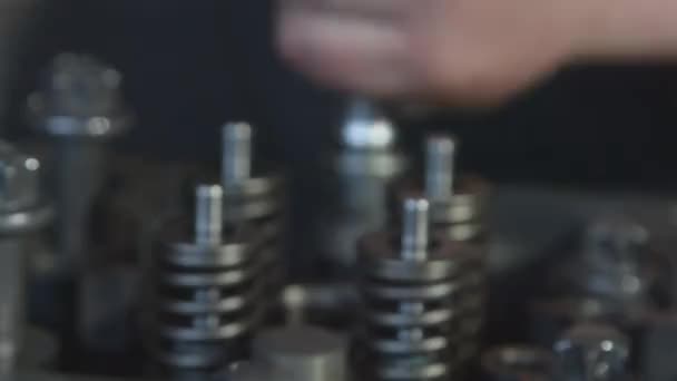 ディーゼル エンジンの操作のメカニック。エンジン修理をクローズ アップ。手のツールで. — ストック動画