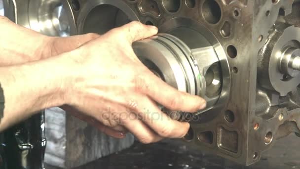 Monteur werken met dieselmotor. Motor reparatie close-up. In handen gereedschap. — Stockvideo