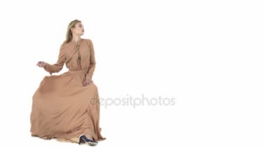 Bej elbise uçan bir modeldir.