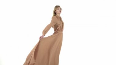 Bej elbise uçan bir modeldir.
