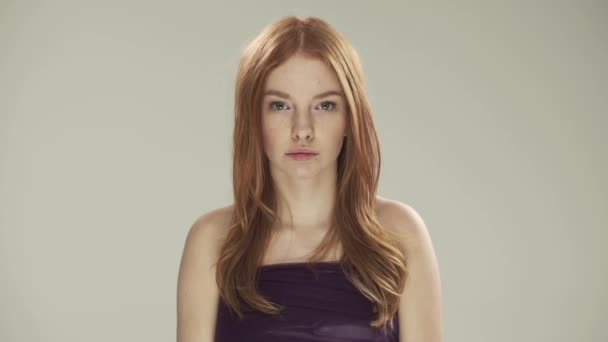 Rött hår, vacker ung red-headed kvinna med långa glänsande hår — Stockvideo
