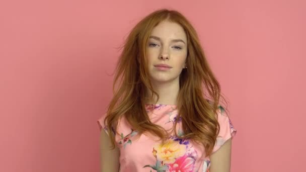 Portret roodharige mannequin in roze jurk op een roze achtergrond — Stockvideo